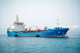 Nave mercantile colpita nello Stretto di Hormuz: un morto e tre feriti vicino a Hengam e Qeshm