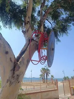Atti vandalici al parco giochi di Pozzallo, giostrina appesa a un albero