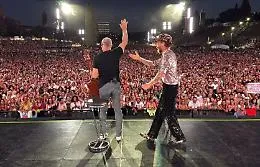 Gualtieri suona con Jovanotti al Circo Massimo: "Samba della rosa" diventa un inno d'amore a Roma