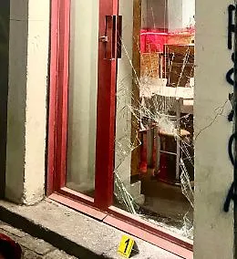 Catania, spaccano la vetrata di un ristorante per rubare una cassa bluetooth: caccia al ladro (che si &egrave; ferito) 