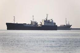 Petroliera esplode e prende fuoco nello Stretto di Hormuz dopo aver urtato delle mine