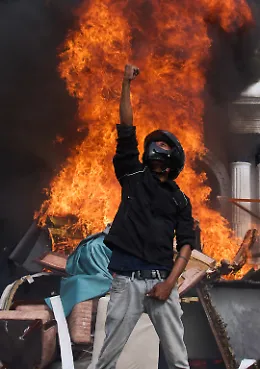 Le voci del Nepal che cambia: giovani, proteste e immagini di una rivoluzione