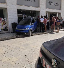 Pozzallo, auto non si ferma allo stop: minicar finisce contro la vetrina di un negozio