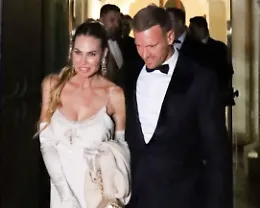 Il s&igrave; di Ilary Blasi con Bastian M&uuml;ller dopo la mezzanotte. L'ironia social: "I soldi aprono tutte le porte a qualunque ora!"