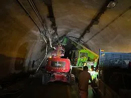 Dentro la Galleria S. Nicola sulla A19 dopo i danni provocati dal Tir