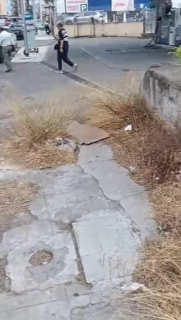 Palermo, marciapiede impraticabile tra viale delle Alpi e via Sardegna