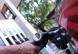 Dai pendolari agli autotrasportatori fino all'e-commerce, guida alla crisi del gasolio: chi paga il conto pi&ugrave; salato 