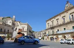 Modica, brandisce un coltello contro gli agenti: arrestato un 26enne