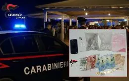 Con 150 dosi di droga all'ingresso di una discoteca del Centro: i carabinieri lo notano e lo arrestano
