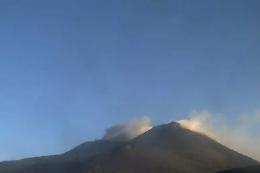 L'Etna rallenta: cenere confinata in quota e il VONA scende da rosso a arancione