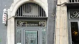 Rubata l'insegna centenaria di una sala da barba in via Sangiuliano: appello per restituirla