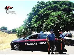 Folle corsa in centro per sfuggire all'alt dei carabinieri: denunciato un 21enne senza patente