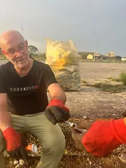 Da Treviso a Vittoria per sostenere l'ambiente: donati cartelli contro l'abbandono dei rifiuti