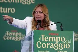 Meloni a Fenix: tetto agli alunni stranieri, stop al burqa. Poi l'attacco a Conte: &laquo;Bollo auto? Lui ha fatto il Superbonus&raquo;
