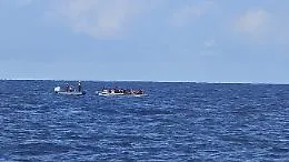 La nave Oyvon di Medici Senza Frontiere salva 31 migranti: i libici incendiano l'imbarcazione, assegnato Catania come porto per lo sbarco