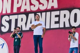 Salvini prova a serrare i ranghi a Pontida: congresso straordinario a ottobre e fiducia per alzata di mano
