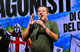 La Lega onora Bossi: a Pontida il pratone intitolato al fondatore. Da Orvieto gli auguri di Vannacci
