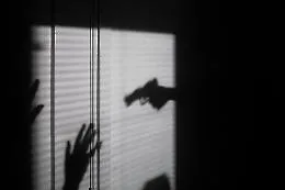 Baldissero d'Alba, spara e uccide un ladro sorpreso in cortile: 35enne indagato per omicidio

