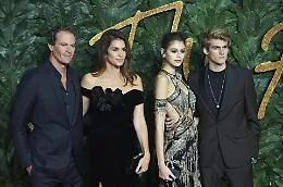 La  morte del figlio di Cindy Crawford: dalla notoriet&agrave; alle fragilit&agrave;, ma le cause restano un mistero