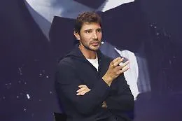 Sanremo 2027, tutte le novit&agrave; di Stefano De Martino che sulla presenza femminile dice: &laquo;Le quote rosa mi stuccano&raquo;