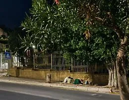 Bivacchi di notte e file infinite di giorno: esplode la protesta in via Crispi per l'Ufficio Immigrazione