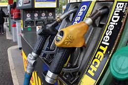 Allarme carburanti, il gasolio al servito oltre 3,1 euro al litro e un pieno pu&ograve; arrivare fino a 155 euro