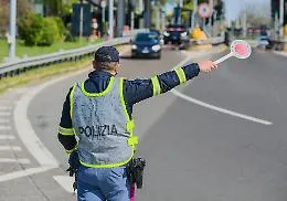 Patente a 17 anni, cellulare vietato anche a chi attraversa, multe pi&ugrave; salate: cosa prevede la stretta sul Codice della Strada