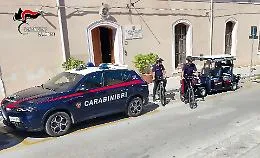 In un appartamento si prostituivano 11 donne, misure cautelari per una coppia 