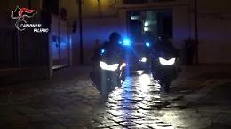 Fugge con lo scooter all'alt e investe una donna: arrestato un 24enne