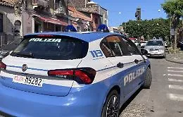 Il casco &ldquo;arma&rdquo; contro gli agenti. La vergognosa versione dei tre picchiatori