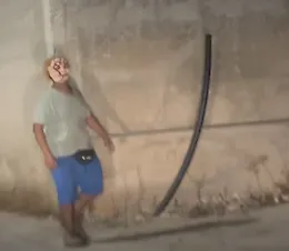 Santa Croce, misteriosa figura con una maschera ripresa di notte