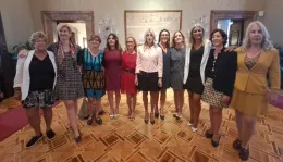 Senatrici in gonna a Palazzo Madama per protesta contro le parole del ministro Tajani