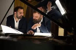 L'omaggio a Battiato incorona il Sikelia Piano Duo: da Milo ai palcoscenici d'Europa