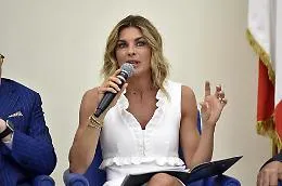 &laquo;Un anno lontani e un altro uomo&raquo;: Martina Colombari sciocca tutti e sdogana i sex toy 