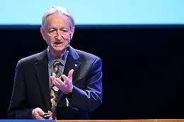 Il premio Nobel Geoffrey Hinton  avverte i governi: &laquo;Resta circa un anno per mettere l&rsquo;IA sotto controllo&raquo;