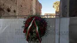 Colosseo, operaio di 22 anni muore precipitando: aveva l'imbracatura ma non la fune agganciata