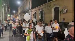 Poche fiaccole per ricordare Noemi, l'amarezza della madre: &laquo;La citt&agrave; assente, mi vergogno di essere ripostese&raquo;