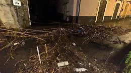 Ad Acireale allagamenti e tombini saltati, il sindaco: &laquo;Non possiamo eliminare il rischio, ma ridurne la pericolosit&agrave;&raquo;