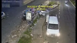 Materassi, mobili e sacchetti dalle auto: a Catania gli incivili gettano di tutto ma videocamere del Comune li inchiodano