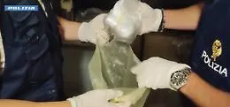 Arsenale e laboratorio di droga a Gela: fermato 43enne con 13 ordigni, una pistola e 344 grammi di cocaina