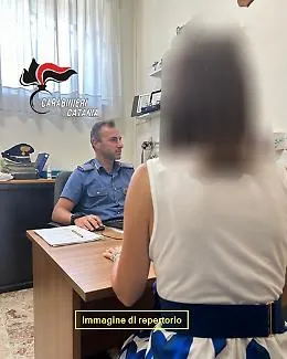 &rdquo;Se te ne vai te la faccio pagare&hellip;. ti taglio la gola&rdquo;, arrestato 56enne che maltrattava la moglie 
