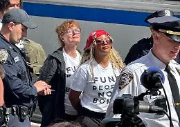 &laquo;Finanziate le persone, non le bombe&raquo;: Susan Sarandon arrestata a New York durante la protesta contro Netanyahu 
