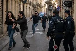 Vittoria, tenta di palpeggiare una donna e poi fugge: inseguito da alcuni passanti