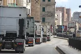Caro carburanti, in Sicilia 15 milioni per gli autotrasportatori: come ottenere i rimborsi per il gasolio