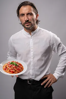 Sicilianit&agrave; e risate: Chris Clun porta la battaglia per la cucina italiana al Teatro Agricantus