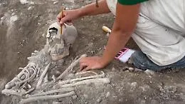Siponto, scoperto un cimitero medievale nell&rsquo;antica area portuale: una madre abbraccia il figlio nella sepoltura

