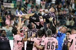 Miccoli, festa e lacrime al Barbera di Palermo per l'addio al calcio