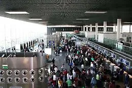 Cenere dell'Etna e pioggia bloccano parte dell'aeroporto di Catania: quattro voli l'ora e dieci dirottati