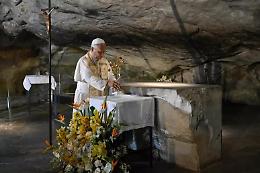 Il Papa a Lourdes: messa, incontri e un colloquio riservato con vittime di abusi
