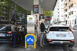 Carburanti restano alle stelle: il diesel in autostrada sfiora 2,5 &euro;/l. Urso: &laquo;Possibile aumentare la produzione di carburante&raquo;